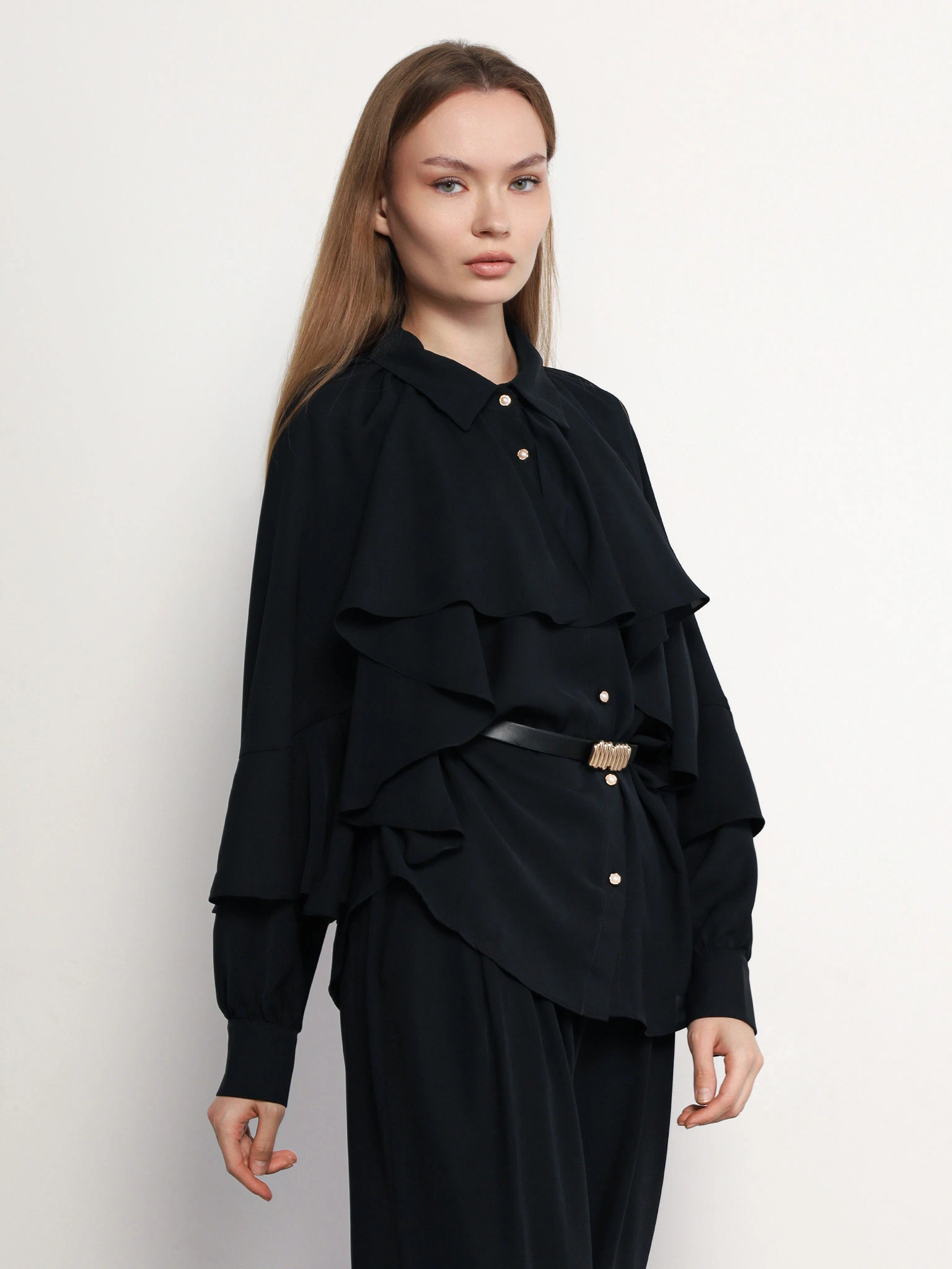 Блуза черного цвета с рюшами